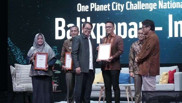 Kepala Dinas Lingkungan Hidup Kota Balikpapan, Sudirman Djayaleksana saat menerima penghargaan dalam ajang One Planet City Challenge, di Ciputra Artpreneur Theatre, di Jakarta, Kamis (5/12/2024). Foto: BorneoFlash/Ist