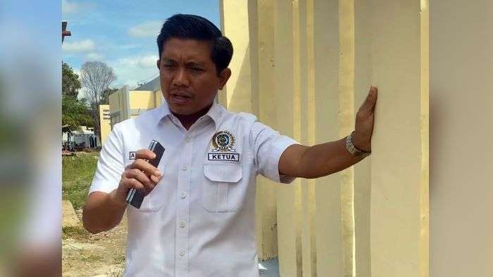 Ketua DPRD Bontang Andi Faizal Sofyan Hasdam saat meninjau proyek revitalisasi Stadion Bessai Berinta atau Lang-Lang, Senin (23/12/2024). Foto: BorneoFlash/Ist