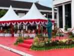 Ketua TP-PKK Kota Balikpapan, Hj. Nurlena Mas'ud, memimpin upacara bendera peringatan Hari Ibu ke-96 Tahun 2024 di Halaman Balai Kota Balikpapan, pada Minggu (22/12/2024). Foto: BorneoFlash/Niken Sulastri