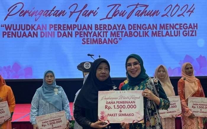 Ketua Tim Penggerak PKK Balikpapan, Nurlena Mas’ud menyerahkan penghargaan kepada 10 perempuan tangguh dalam Rangka peringatan Hari Ibu tahun 2024, di Ballroom Maxone Hotel Balikpapan, pada Selasa (17/12/2024). Foto: BorneoFlash/Niken Sulastri