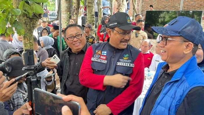 Ketum SMSI Firdaus, Mensos Saifullah Yusuf dan Mendes Yandri saat mengawali peringatan Hari Kesetiakawanan Sosial Nasional (HKSN) 2024 di Taman Firdaus, Desa Talaga, Banten, Senin (16/12/2024). Foto: HO/SMSI Pusat