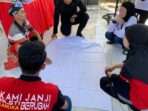 PEP Tarakan Field menggandeng Sony Lolong, warga binaan diajarkan cara memanfaatkan limbah kertas menjadi alat cetak batik yang unik. Foto: HO/PEP Tarakan Field