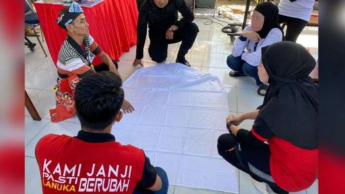 PEP Tarakan Field menggandeng Sony Lolong, warga binaan diajarkan cara memanfaatkan limbah kertas menjadi alat cetak batik yang unik. Foto: HO/PEP Tarakan Field