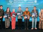 PHM terima penghargaan dari Direktur Eksekutif Indonesia Business Council for Sustainable Development (IBCSD) Dr. Indah Budiani, di The Stones Hotel Bali pada 20 November 2024. Foto: HO/PHM