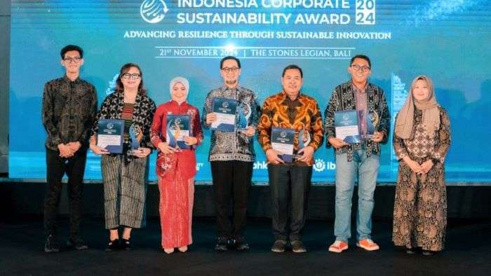 PHM terima penghargaan dari Direktur Eksekutif Indonesia Business Council for Sustainable Development (IBCSD) Dr. Indah Budiani, di The Stones Hotel Bali pada 20 November 2024. Foto: HO/PHM