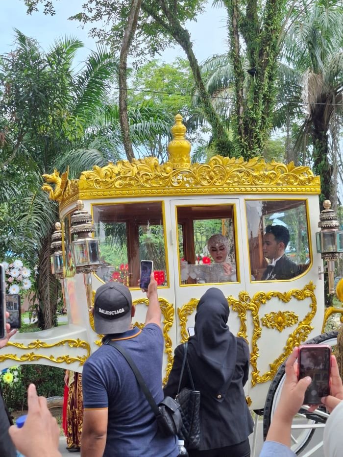 Kirab Budaya Iringi Pengantin Cindara-Abdurahman, Warga Mandar Turut Partisipasi