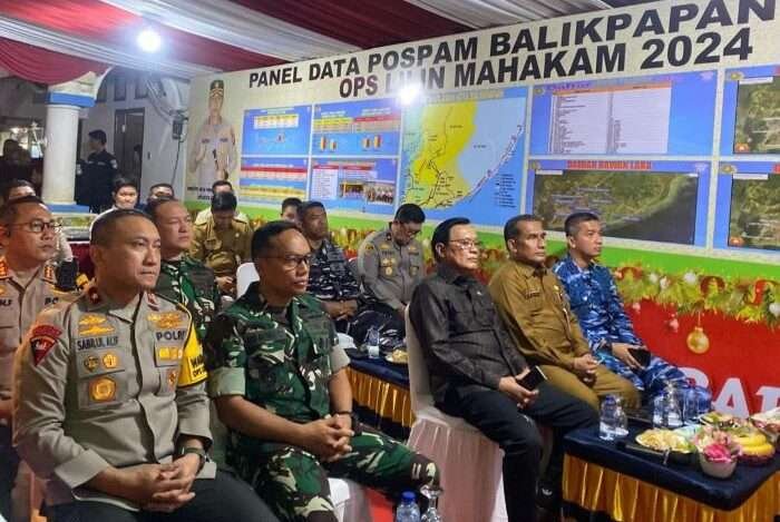 Pelaksanaan zoom meeting di Pos Pengamanan Natal dan Tahun Baru di depan Plaza Balikpapan, pada hari Selasa (24/12/2024). Foto: BorneoFlash/Niken Sulastri