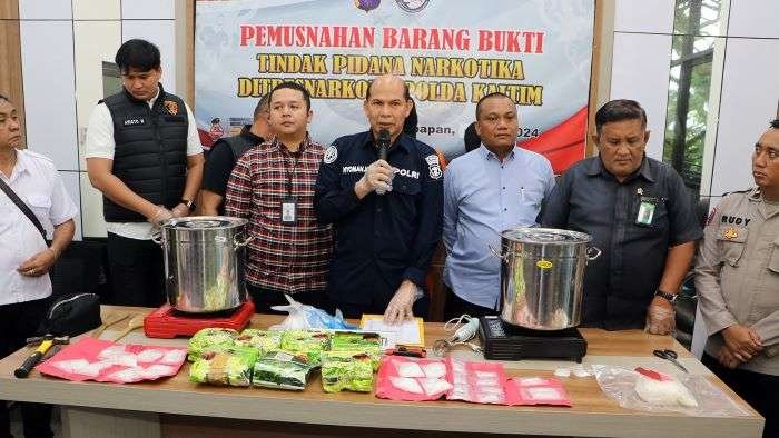 Pemusnahan Barang Bukti Narkotika jenis sabu-sabu di ruang rapat Ditresnarkoba Polda Kaltim pada Rabu (11/12/2024). Foto: HO/Humas Polda Kaltim