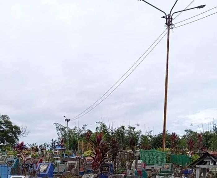 Penerangan di Pemakaman Kilometer 1,5 Balikpapan. Foto: BorneoFlash/Ist