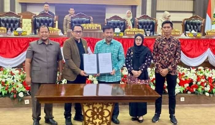 Pengesahan Rancangan Anggaran Pendapatan dan Belanja Daerah (RAPBD) 2025 dalam Rapat Paripurna ke-26 DPRD Kukar pada Senin (2/12/2024). Foto: BorneoFlash/Ist