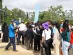 Pengunjung wisata ke KIPP IKN sedang antre menaiki bus yang disiapkan Otorita IKN.