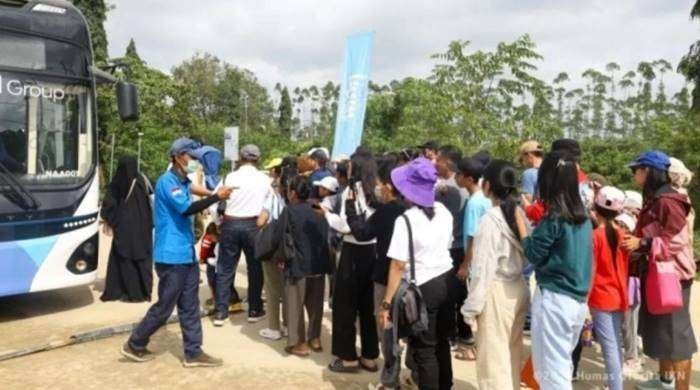 Pengunjung wisata ke KIPP IKN sedang antre menaiki bus yang disiapkan Otorita IKN.