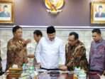 Pengurus SMSI Pusat yang dipimpin Ketua Umum Firdaus, saat audiensi bersama Drs. H. Saifullah Yusuf, di Ruang Kerja Menteri Sosial, Gedung Kementerian Sosial, Jakarta pada Rabu (11/12/2024). Foto: HO/SMSI