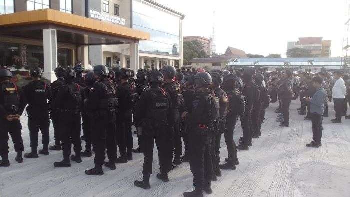 Personel gabungan dari Polda Kaltim dan Polresta Balikpapan Gelar Apel kesiapan pengamanan Perayaan Malam Natal, di halaman Mapolresta Balikpapan Selasa (24/12/2024). Foto: BorneoFlash/Agung Putra