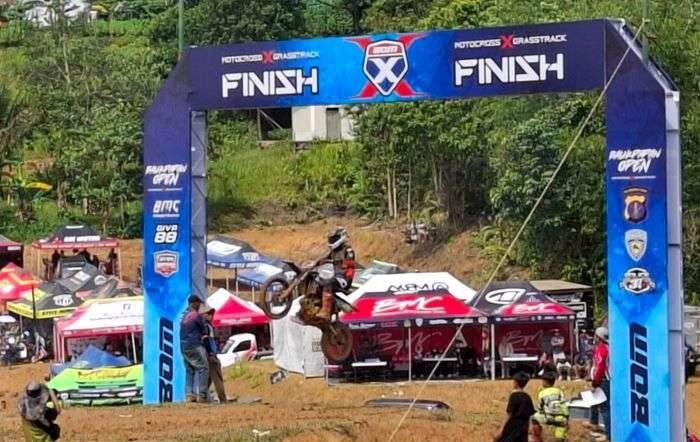 Peserta Balikpapan Open Motocross dan Grasstrack saat beraksi di Sirkuit BMC Jalan Soekarno Hatta Kilometer 11, Balikpapan, Kalimantan Timur, pada hari Sabtu (21/12/2024). Foto: BorneoFlash/Niken Sulastri