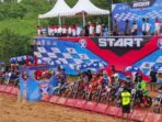 Peserta Balikpapan Open Motocross dan Grasstrack saat Mulai Start di Sirkuit BMC Jalan Soekarno Hatta Kilometer 11, Balikpapan, Kalimantan Timur, pada hari Sabtu (21/12/2024). Foto: BorneoFlash/Niken Sulastri
