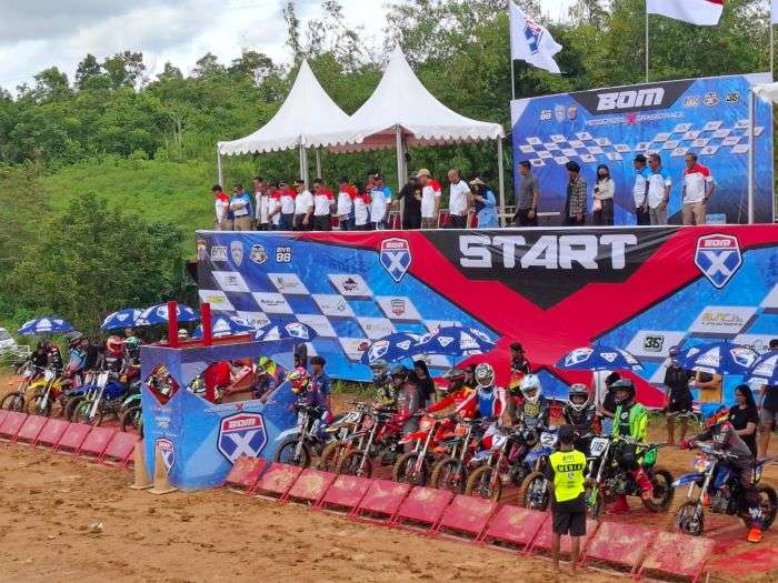 Crosser dari Berbagai Daerah Adu Aksi di Balikpapan Open Motocross dan Grasstrack 2024 