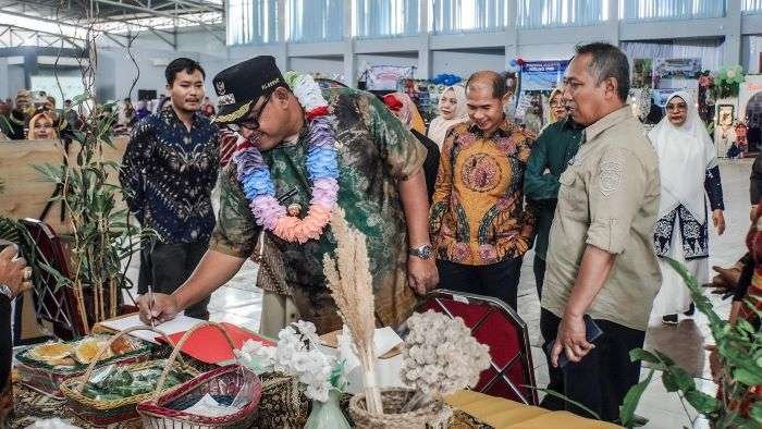 Pj Bupati PPU, Muhammad Zainal Arifin, saat di acara Festival Panen Hasil Belajar di Gedung Graha Pemuda, Kecamatan Penajam, Pada Minggu (8/12/2024). Foto: BorneoFlash/Irwan A