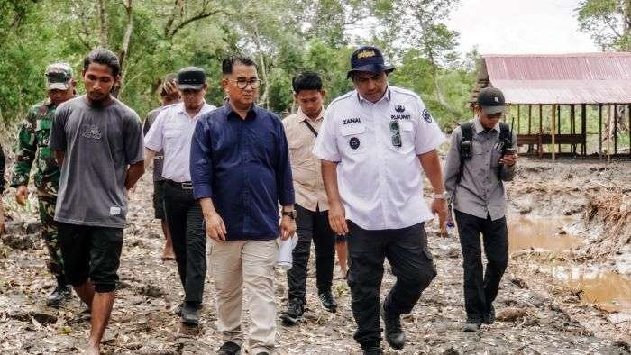 Pj Gubernur Akmal Malik bersama Pj Bupati M. Zainal Arifin meninjau lokasi Budidaya Tambak Perikanan di Desa Labangka Kec. Babulu, Sabtu (21/12/2024) siang. Foto: BorneoFlash/Irwan