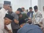 Pj Gubernur Kalimantan Timur (Kaltim) Akmal Malik melepas jenazah Mantan Gubernur Kaltim periode 2008-2018 Awang Faroek Ishak, di RSKD Kota Balikpapan, pada hari Minggu (22/12/2024) malam. Foto: BorneoFlash/Niken Sulastri