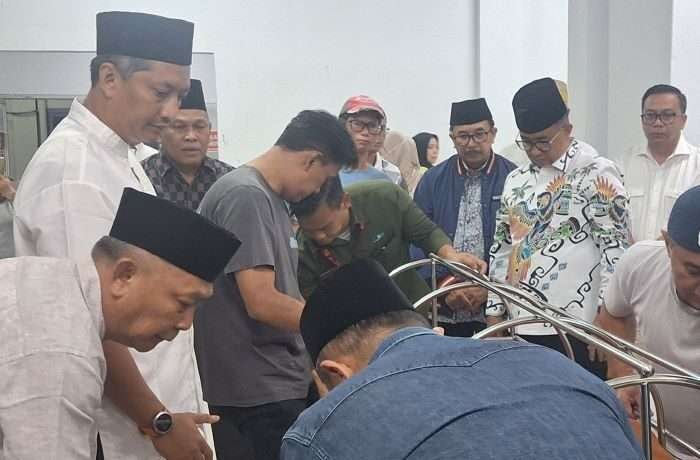Pj Gubernur Kalimantan Timur (Kaltim) Akmal Malik melepas jenazah Mantan Gubernur Kaltim periode 2008-2018 Awang Faroek Ishak, di RSKD Kota Balikpapan, pada hari Minggu (22/12/2024) malam. Foto: BorneoFlash/Niken Sulastri
