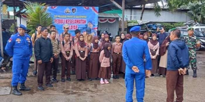 Polairud Polresta Balikpapan Bagikan 35 Pelampung untuk Pelajar SMPN 21 Balikpapan Barat