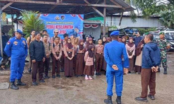 Polairud Polresta Balikpapan melaksanakan kegiatan mitigasi keselamatan bersama pelajar SMPN 21 Balikpapan Barat, di dermaga ADRI Kampung Baru Ujung, Balikpapan Barat, pada Kamis (12/12/2024). Foto: HO/Humas Polda Kaltim