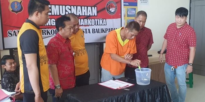 Polresta Balikpapan melalui Satuan Reserse Narkoba menggelar pemusnahan barang bukti narkotika jenis sabu seberat 6,94 gram pada Jumat (20/12/2024). Foto: HO/Humas Polda Kaltim