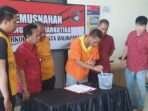 Polresta Balikpapan melalui Satuan Reserse Narkoba menggelar pemusnahan barang bukti narkotika jenis sabu seberat 6,94 gram pada Jumat (20/12/2024). Foto: HO/Humas Polda Kaltim