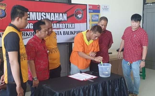 Polresta Balikpapan melalui Satuan Reserse Narkoba menggelar pemusnahan barang bukti narkotika jenis sabu seberat 6,94 gram pada Jumat (20/12/2024). Foto: HO/Humas Polda Kaltim