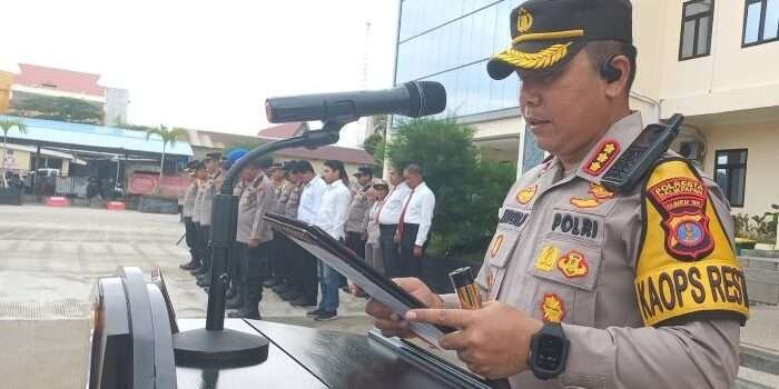 Polresta Balikpapan menggelar kegiatan pemeriksaan senjata api secara serentak di halaman apel Mapolresta Balikpapan, dipimpin langsung oleh Kapolresta Balikpapan, Kombes Pol Anton Firmanto, SH, SIK, MSI, pada Senin (23/12/2024). Foto: HO/Humas Polda Kalt