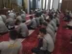 Polresta Balikpapan secara rutin mengadakan kegiatan keagamaan yang diikuti seluruh personel Muslim, Kamis (12/12/2024). Foto: HO/Humas Polda Kaltim