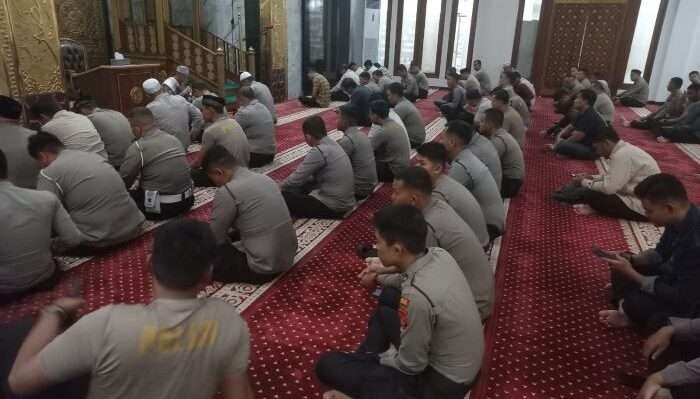 Polresta Balikpapan secara rutin mengadakan kegiatan keagamaan yang diikuti seluruh personel Muslim, Kamis (12/12/2024). Foto: HO/Humas Polda Kaltim