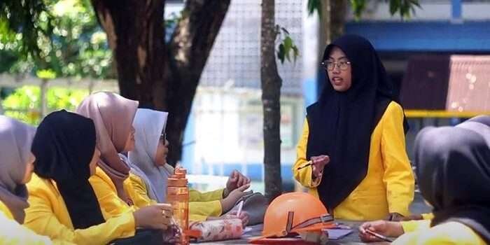 Khairunnisa, Siswi asal SMA Negeri 1 Tanjung, Kalimantan Selatan, berhasil melanjutkan studi ke perguruan tinggi berkat program beasiswa dari PT PHI yang bekerja sama dengan Pertamina Foundation (PF). Foto: HO/PHI