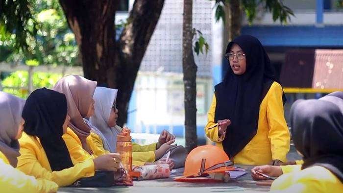 Khairunnisa, Siswi asal SMA Negeri 1 Tanjung, Kalimantan Selatan, berhasil melanjutkan studi ke perguruan tinggi berkat program beasiswa dari PT PHI yang bekerja sama dengan Pertamina Foundation (PF). Foto: HO/PHI