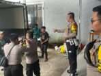 Proses pengangkutan logistik Pilkada Kota Balikpapan dan Pilgub Kaltim melibatkan pengamanan ketat dari Polresta Balikpapan. Foto: HO/Humas Polresta Balikpapan