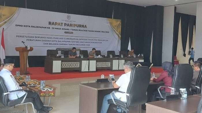 Rapat paripurna DPRD Balikpapan berlangsung di Gedung Parkir Lantai 8, pada hari Senin (30/12/2024). Foto: BorneoFlash/Niken Sulastri