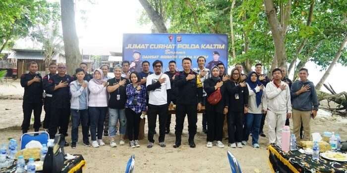 Satuan Brimob Polda Kaltim menggelar Jumat Curhat bersama insan pers Balikpapan, di Pantai Wajra Ceyna Brimob Polda Kaltim, pada hari Jumat (6/12/2024). Foto: BorneoFlash/Niken Sulastri