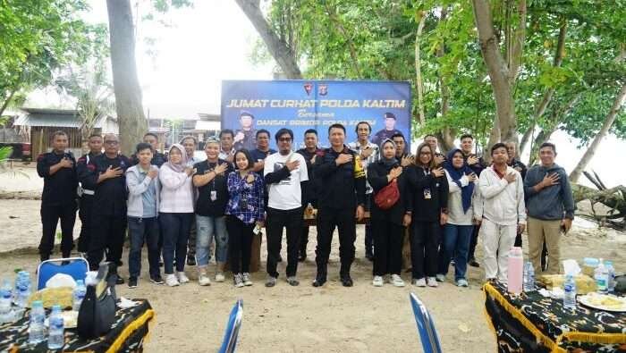 Satuan Brimob Polda Kaltim menggelar Jumat Curhat bersama insan pers Balikpapan, di Pantai Wajra Ceyna Brimob Polda Kaltim, pada hari Jumat (6/12/2024). Foto: BorneoFlash/Niken Sulastri