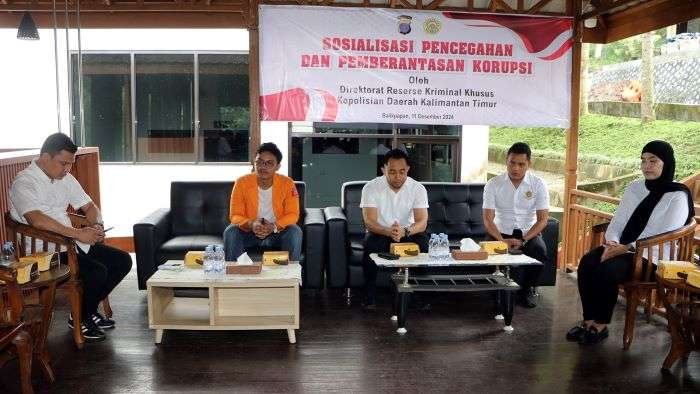 Sosialisasi pencegahan dan pemberantasan korupsi di Gazebo Subdit Tipidkor Ditreskrimsus Polda Kaltim pada Rabu (11/12/2024). Foto: HO/Humas Polda Kaltim
