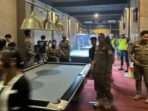 Tim gabungan saat melakukan monitoring di salah satu billiard di Kota Balikpapan, pada hari Selasa (24/12/2024) malam. Foto:BorneoFlash/Niken Sulastri