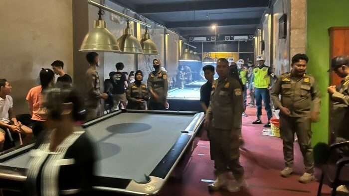 Tim gabungan saat melakukan monitoring di salah satu billiard di Kota Balikpapan, pada hari Selasa (24/12/2024) malam. Foto:BorneoFlash/Niken Sulastri