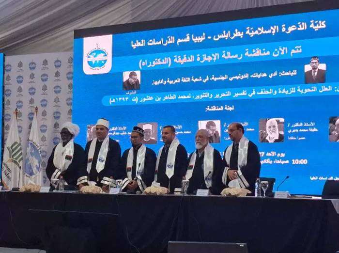 Tiga dari kiri: Ustaz Adi Hidayat atau UAH bersama penguji gelar doktor dan pembimbing. Mereka adalah Kholid Milad Al Oud, Kholifah Muhammad Badry, Muhammad Husain Abdul Aziz, Muhammad Umar bin Husain, Muhammad Gholib Abdurrahman. (Foto: Syahidan)