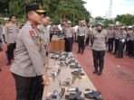 Wakapolda Kalimantan Timur, Brigjen Pol Dr. H. M. Sabilul Alif, S.H., S.I.K., M.Si., memimpin langsung kegiatan pemeriksaan senjata api (senpi) bagi Pejabat Utama (PJU) dan personel Polda Kaltim, Pada Senin (23/12/2024). Foto: HO/Humas Polda Kaltim