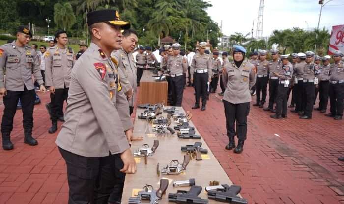 Wakapolda Kalimantan Timur, Brigjen Pol Dr. H. M. Sabilul Alif, S.H., S.I.K., M.Si., memimpin langsung kegiatan pemeriksaan senjata api (senpi) bagi Pejabat Utama (PJU) dan personel Polda Kaltim, Pada Senin (23/12/2024). Foto: HO/Humas Polda Kaltim