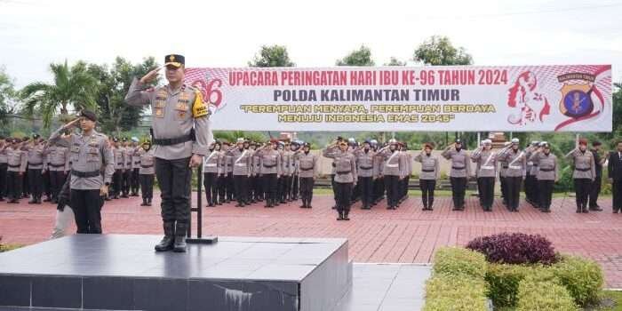 Wakapolda Kaltim, Brigjen Pol Dr. H. M. Sabilul Alif, S.H., S.I.K., M.Si. Pimpin upacara peringatan Hari Ibu 2024, di lapangan apel Polda Kaltim, pada Senin (23/12/2024). Foto: HO/Humas Polda Kaltim