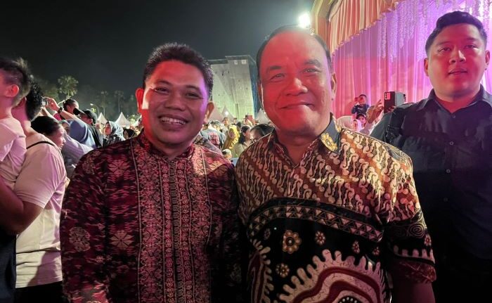 Wakil Wali Kota Balikpapan terpilih Tahun 2025-2030, Bagus Susetyo bersama Asisten I Bidang Pemerintahan Setda Balikpapan, Zulkipli dan Anggota DPRD Kota Balikpapan, Gasali nonton bareng konser dewa, di Balikpapan Sport Convention Center (BSCC)/DOME pada hari Sabtu (14/12/2024). Foto: BorneoFlash/Niken Sulastri