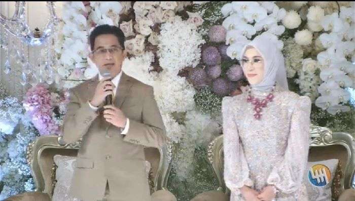 Wali Kota Balikpapan H. Rahmad Mas’ud saat memberikan sambutan saat resepsi pernikahan putri kesayangan Cindara Rahmad dan Abdurahman, di gedung Balikpapan Sport Convention Center (BSCC)/DOME, pada hari Sabtu (14/12/2024). Foto: BorneoFlash/Ist