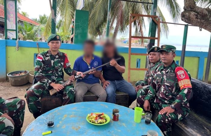 Suasana Natal, Warga Nunukan Serahkan Senpi Rakitan kepada Satgas Pamtas Yonarmed 11 Kostrad