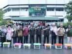 Kapoksahli Pangdam VI/Mulawarman Brigjen TNI Yuswandi, M.Si., Asrendam VI/Mulawarman, dan Aster Kasdam VI/Mulawarman, menyerahkan paket sembako secara simbolis dalam rangka memperingati Hari Juang TNI AD Tahun 2024, pada Minggu (15/12/2024). Foto: HO/Pendam VI/Mlw